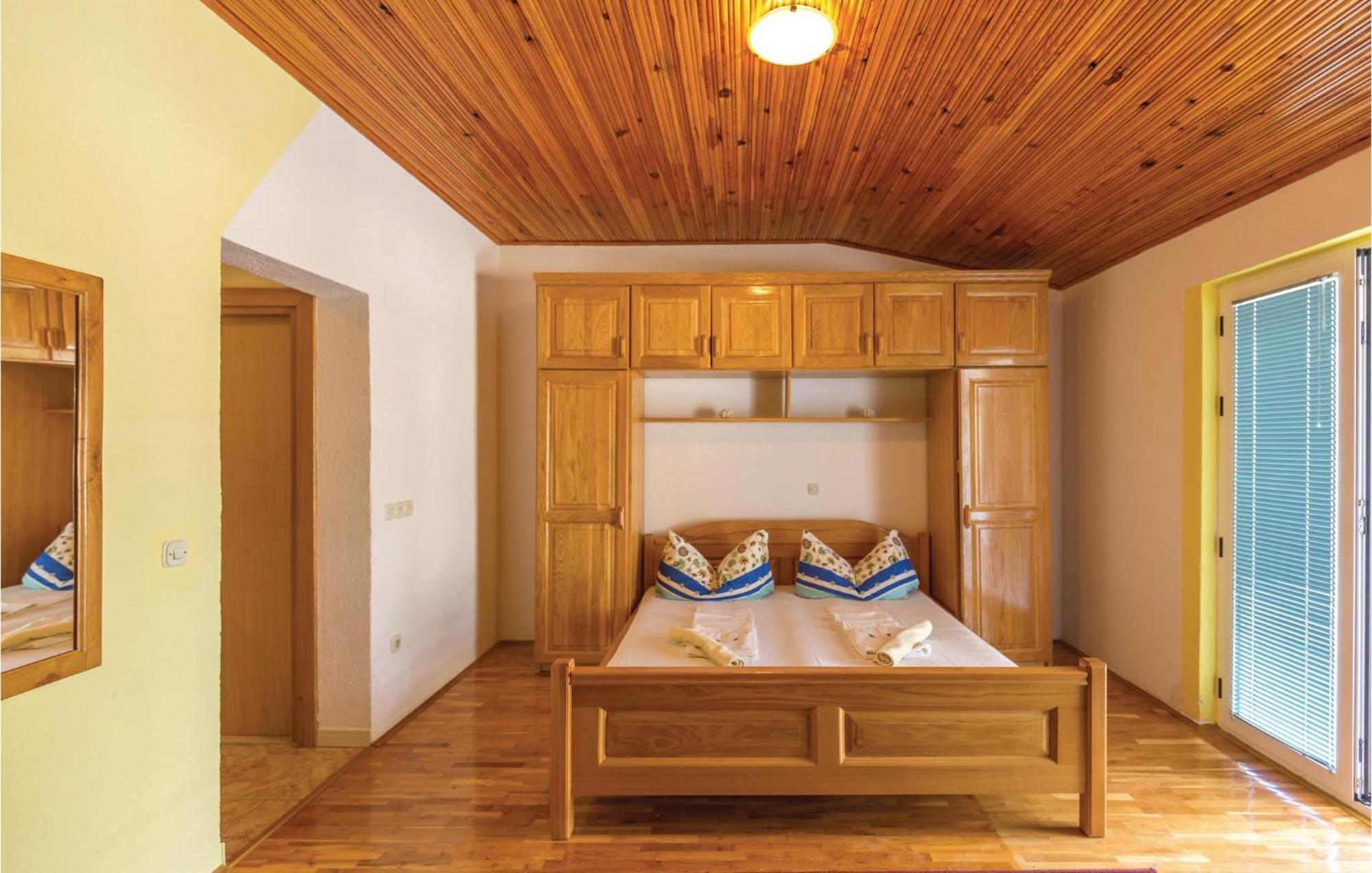 Nice Apartment In Makarska With House Sea View Екстериор снимка