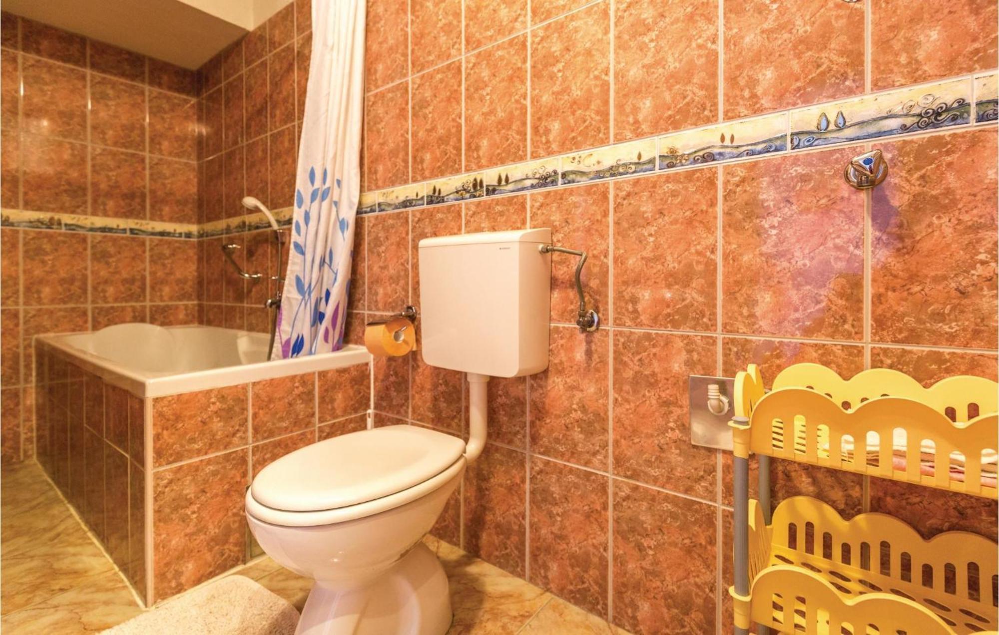 Nice Apartment In Makarska With House Sea View Екстериор снимка