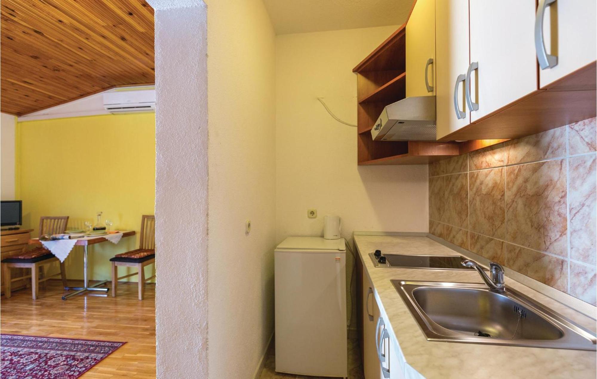 Nice Apartment In Makarska With House Sea View Екстериор снимка